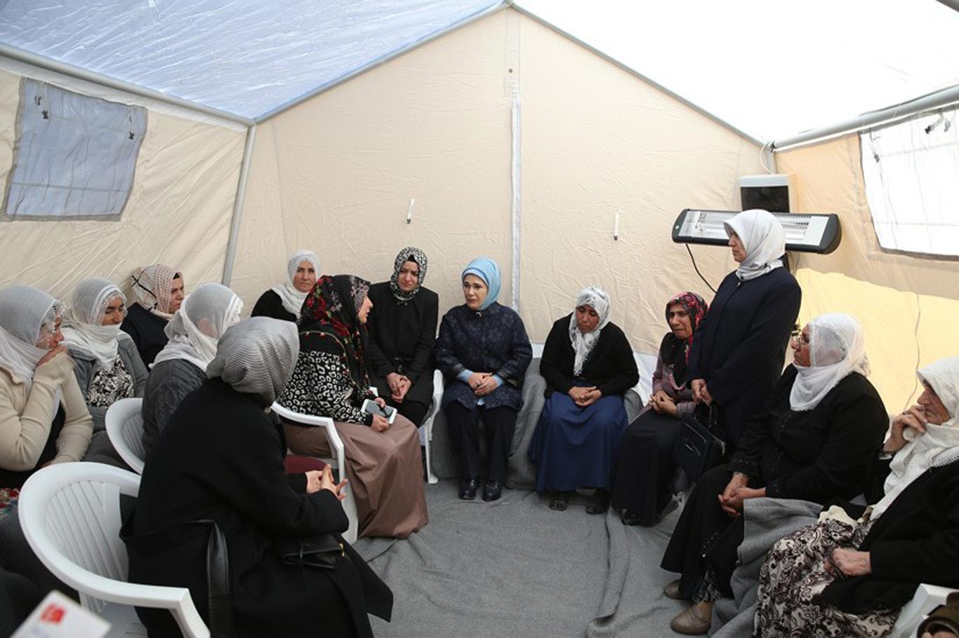 Emine Erdoğan’dan maden işçilerinin ailelerine taziye ziyareti 